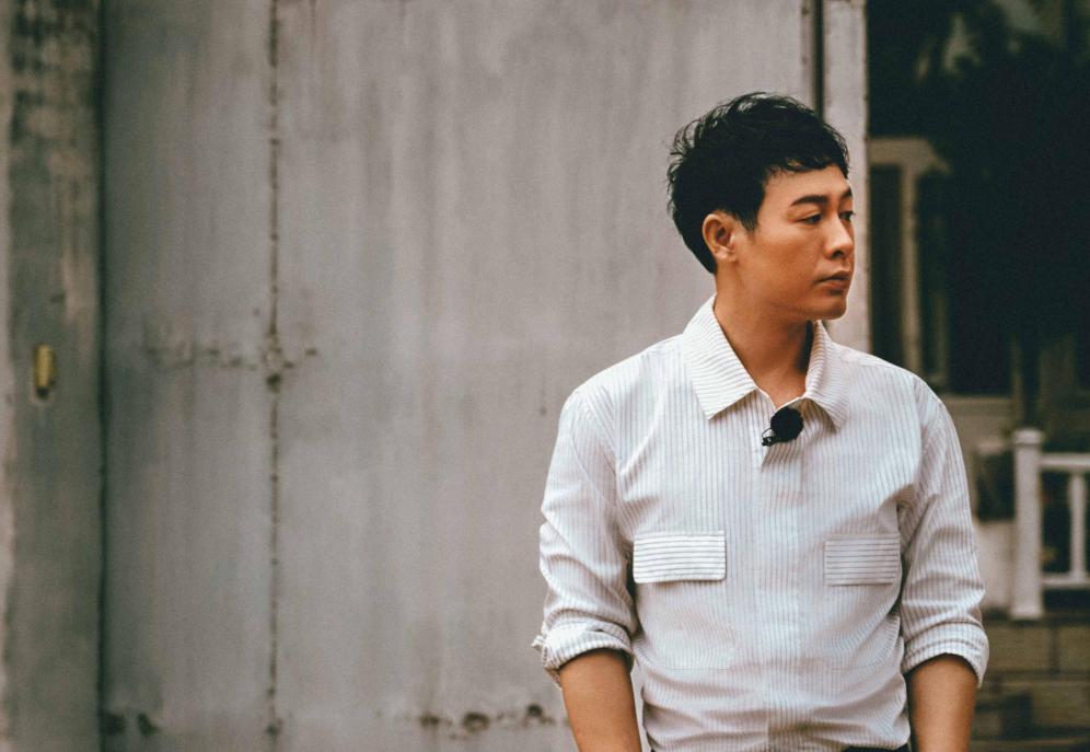 张颂文走红后现身被粉丝围堵跟拍,张颂文说新浪