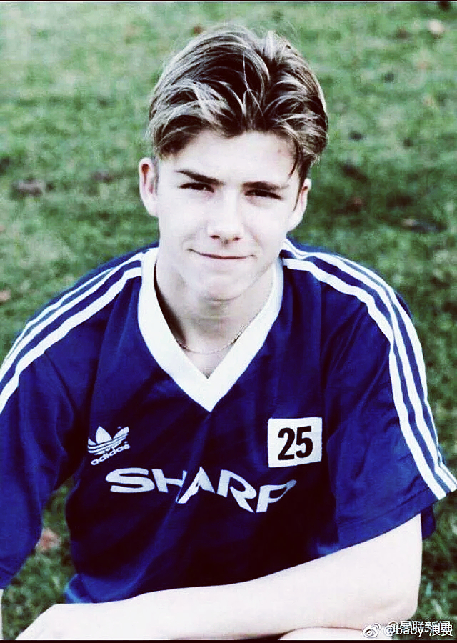 梦回足坛球星18岁！小贝盛颜卡卡惊艳魔人丑帅姆总桀骜大罗那么瘦