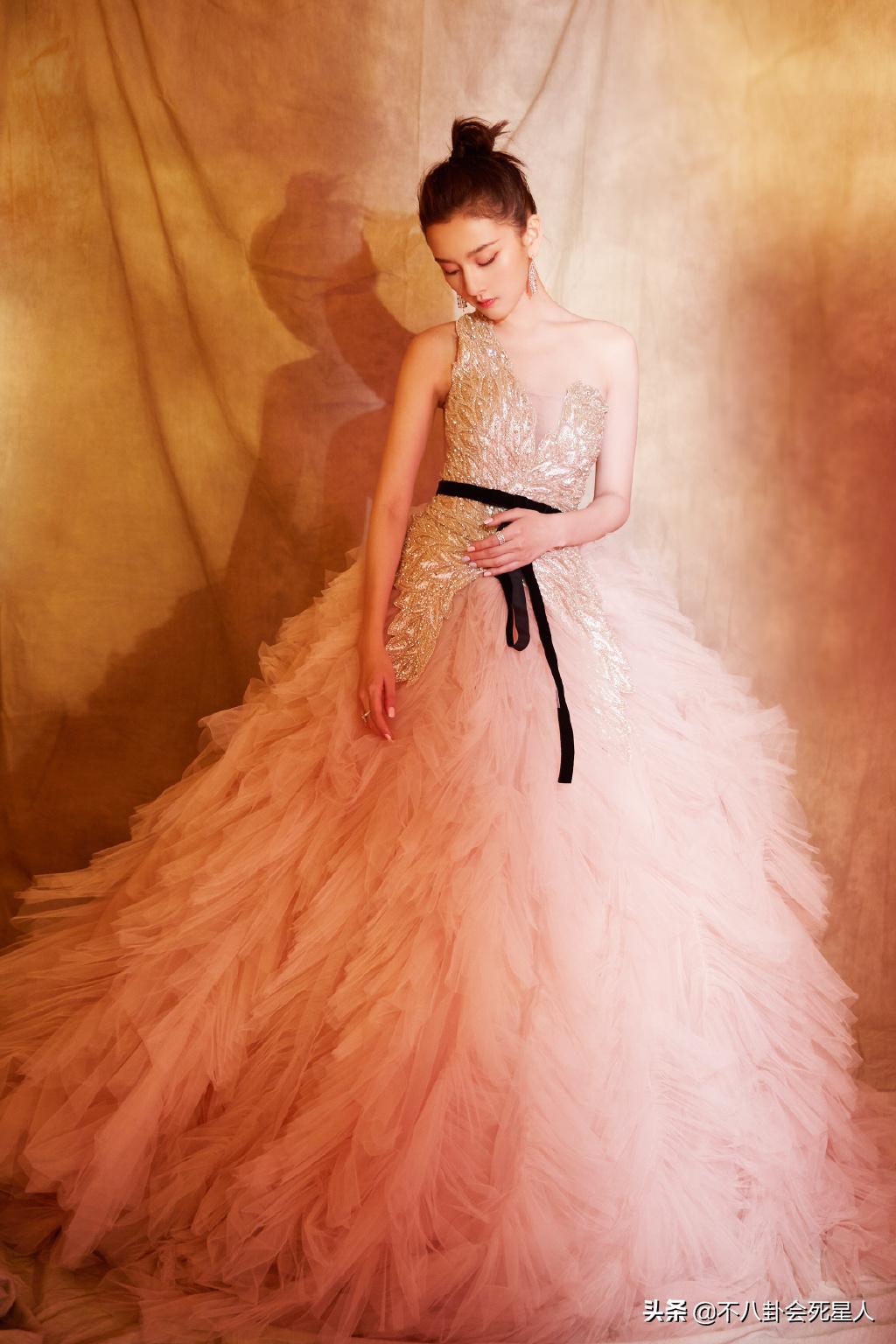 51岁钟丽缇玩冲浪晒好身材,钟丽缇出席活动力压柳岩