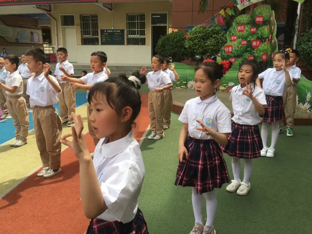 舞出勇气跳出自信——临渭区胜利小学开展“体验小舞台”梦想秀活动