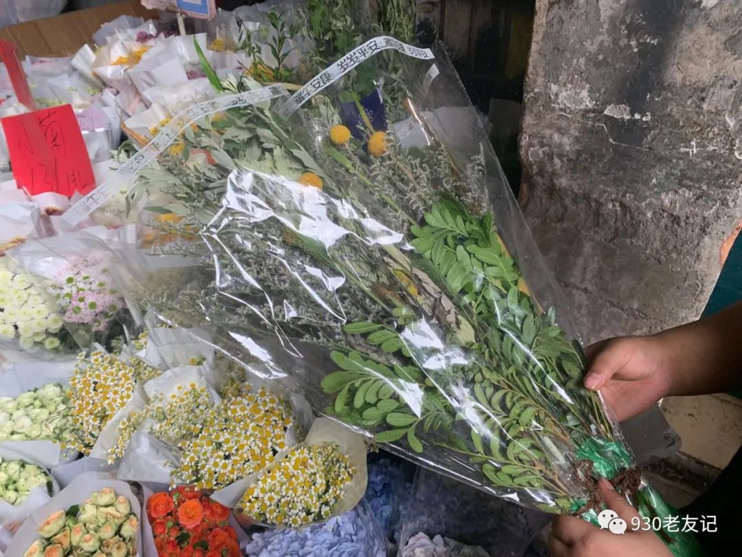 南宁街头出现艾草花束，菜市场里卖5元，花店里要近百元！你愿意买单吗？