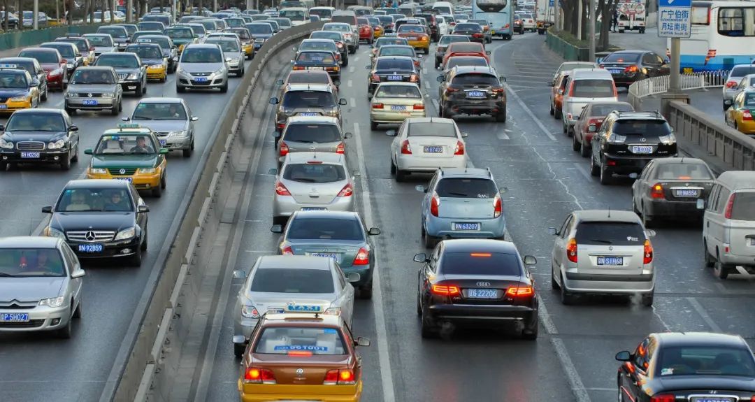 人伤交通事故定责后保险如何赔,交通事故赔偿纠纷的解决办法