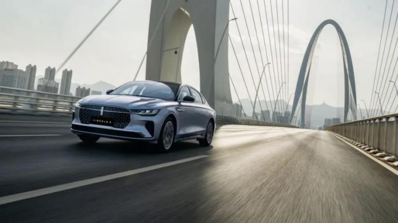 林肯大陆和奔驰c哪个好,林肯Z和奔驰e300对比