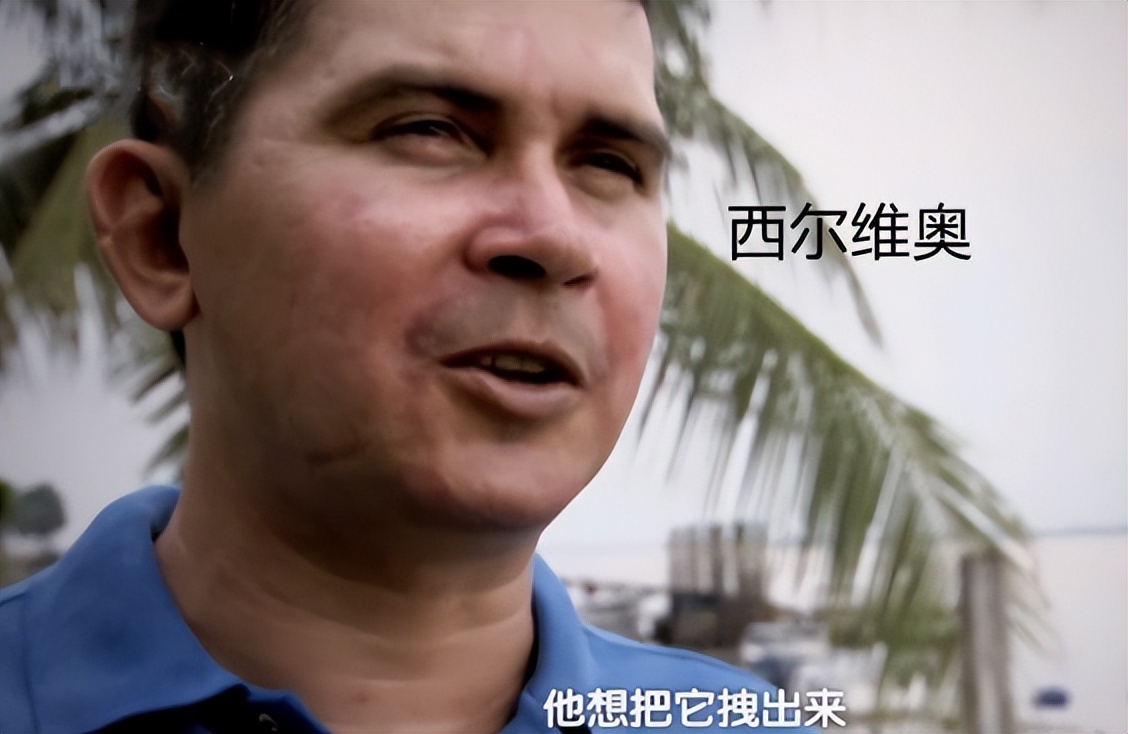 男子钓鱼鱼儿被湖里鲶鱼吃了,男人钓鱼被鲨鱼吃掉