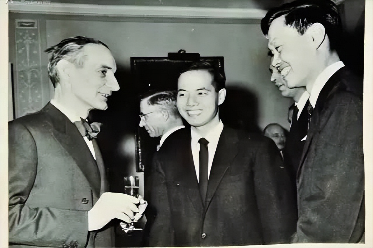 1976年毛主席溘然长逝,杨振宁含泪说了12个字,全世界为之感动