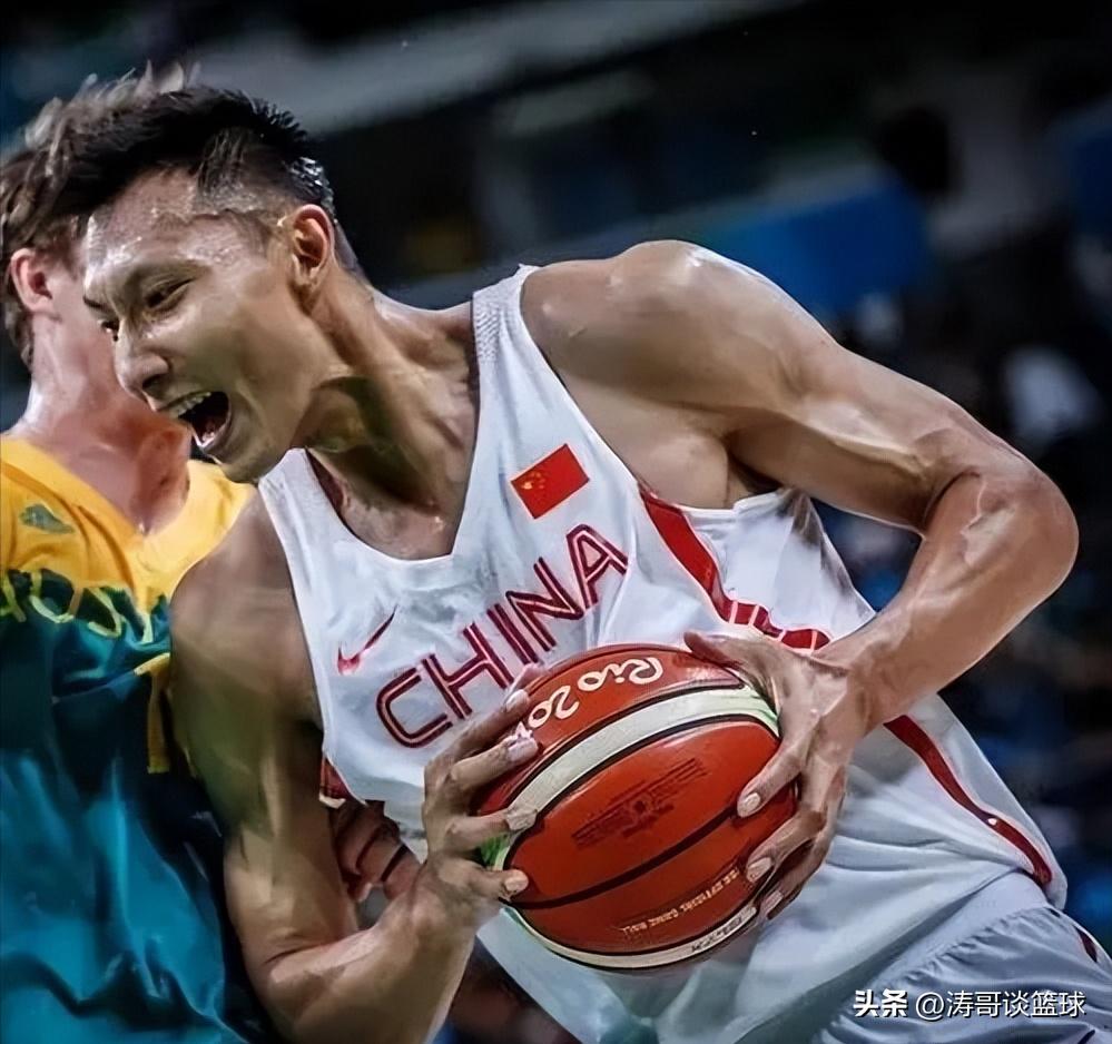 易建联一家三口,易建联回老家过年