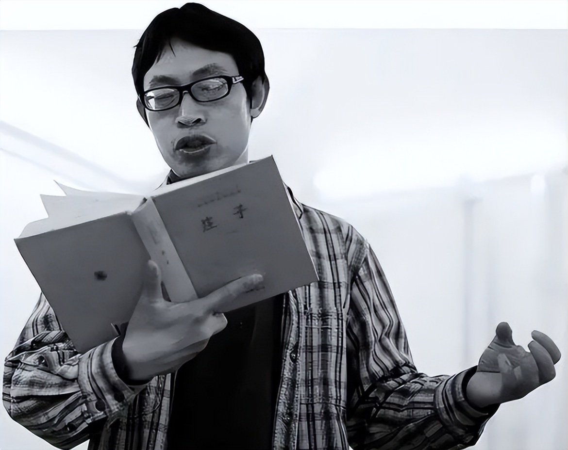 汶川地震哭泣的女主持人,汶川地震哭着播报主持人现状