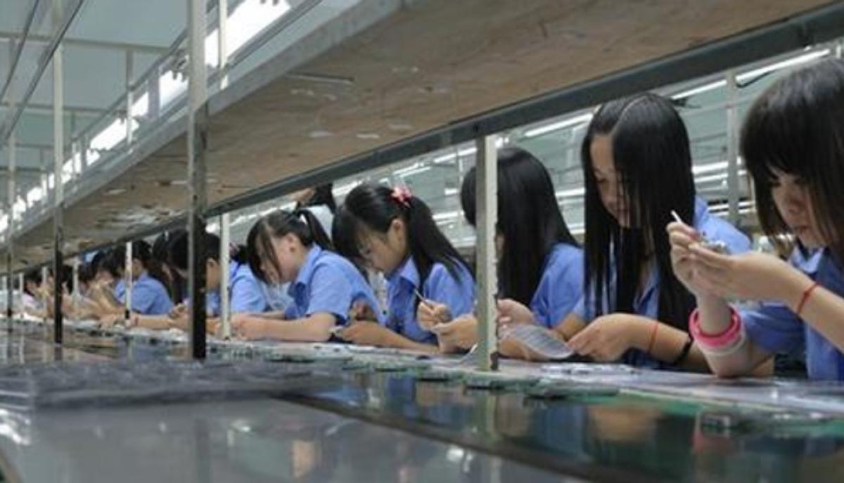 深圳工厂实录：喝酒、撩妹、玩游戏，低学历工人逃不掉的命运