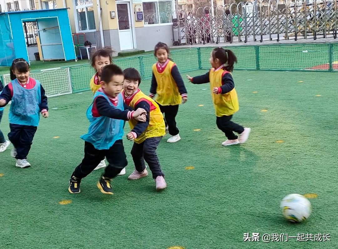 幼儿园大型足球亲子趣味活动,幼儿趣味足球运动会