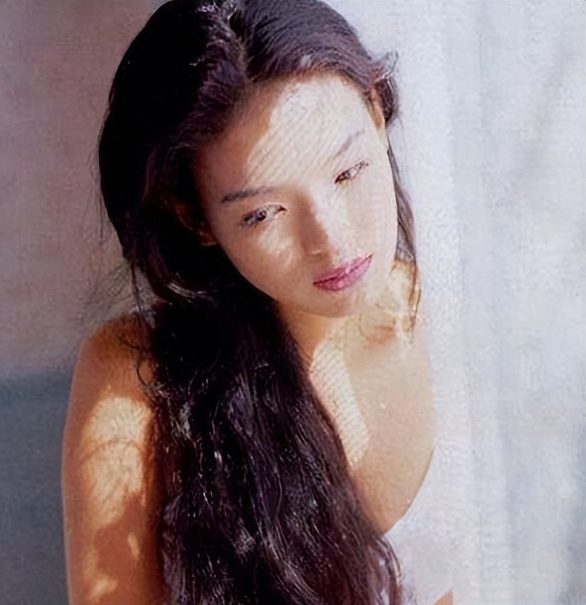 19岁被迫拍全裸写真，20岁一脱成名，“硬盘女神”舒淇的成长之路