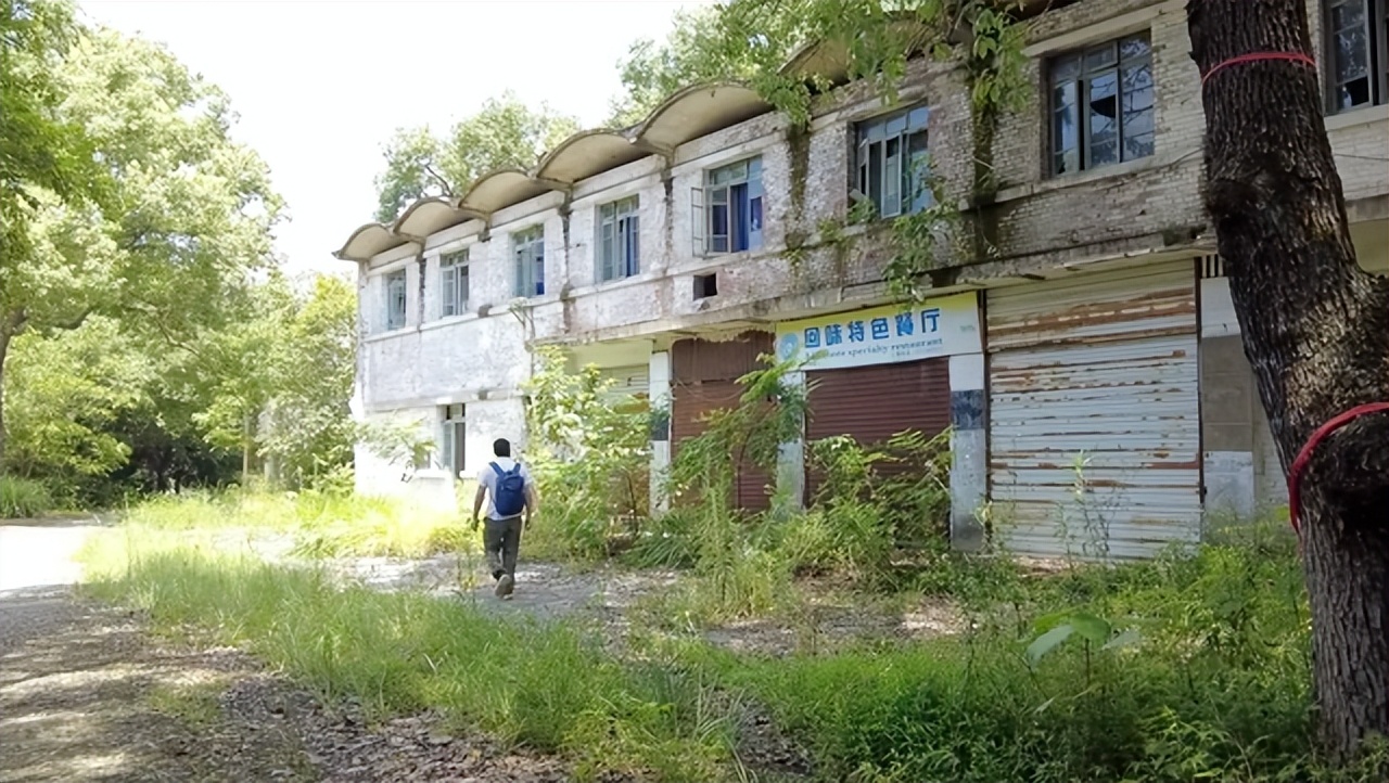 北碚这所中专校园荒废了13年还保留完好；30多年前比大学还吃香