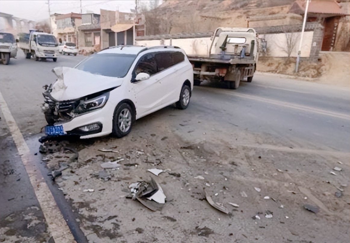 母亲因交通事故撞伤怎么赔偿,母亲开车撞人赔不起我有义务赔吗