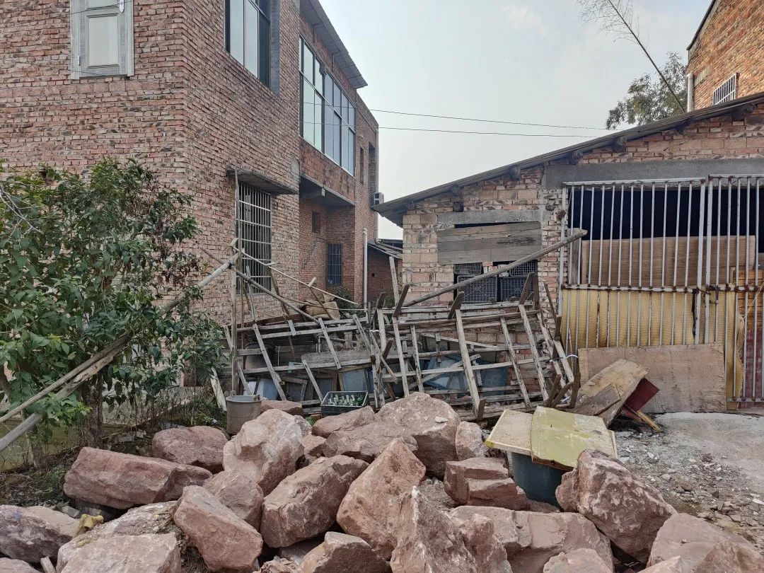 衡阳县：巧运调解破木墙邻里共建“六尺巷”