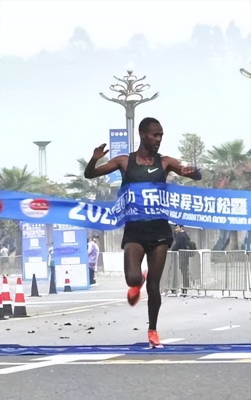 万人一起骑马的视频,万人齐跑马拉松