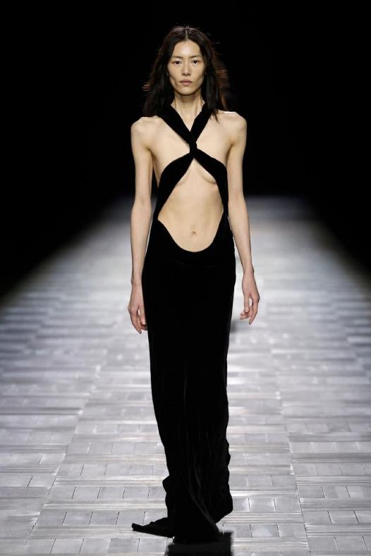 刘雯穿大翅膀走秀视频,刘雯贺聪维密