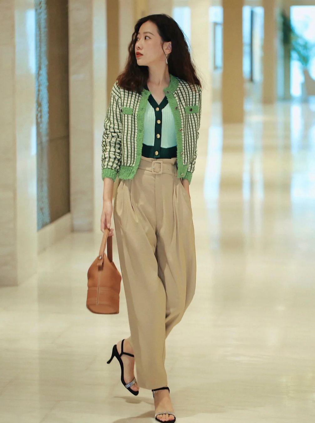 秋冬卡其裤最经典的搭配,卡其色直筒裤穿搭秋冬