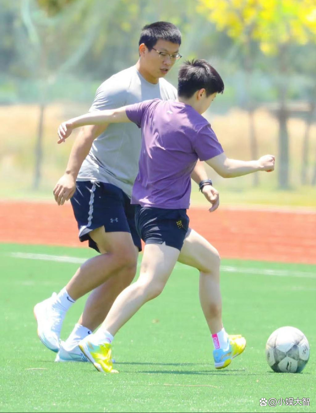“贻定颖”组合开心踢足球，孙颖莎欢脱快乐，网友：太甜了