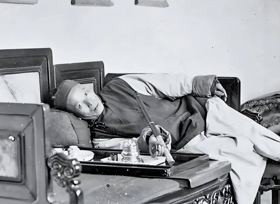 侵华日军残酷*行暴**，女子为活命脱下衣服让日本人拍摄，*辱侮**至死3