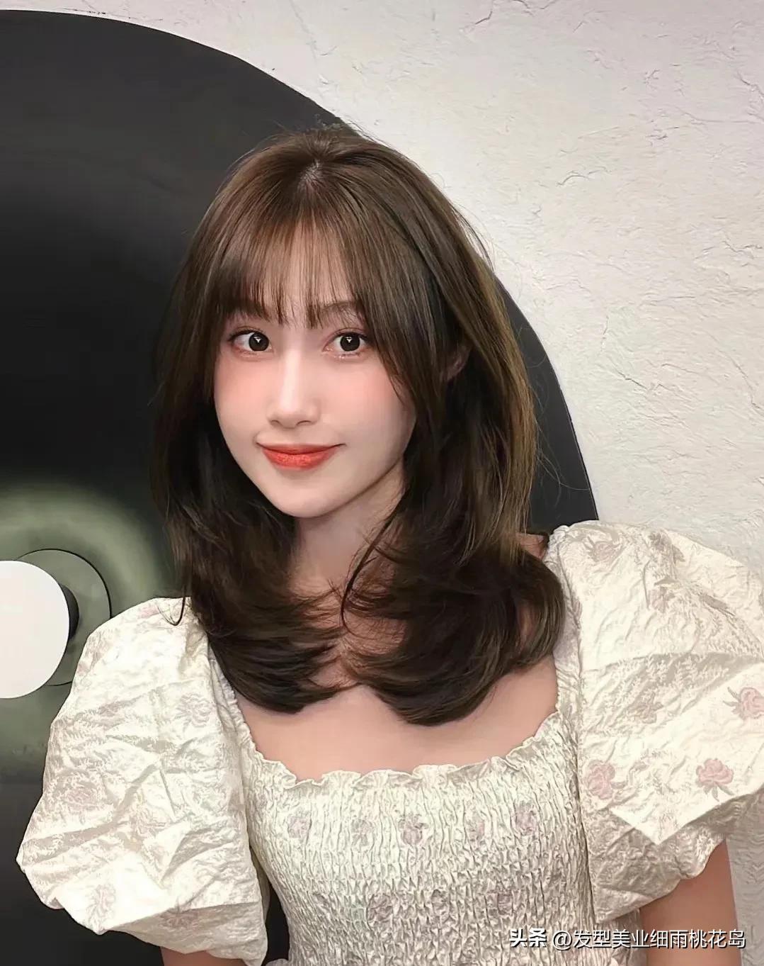 2023中长发型女最新减龄,女发型2023流行发型