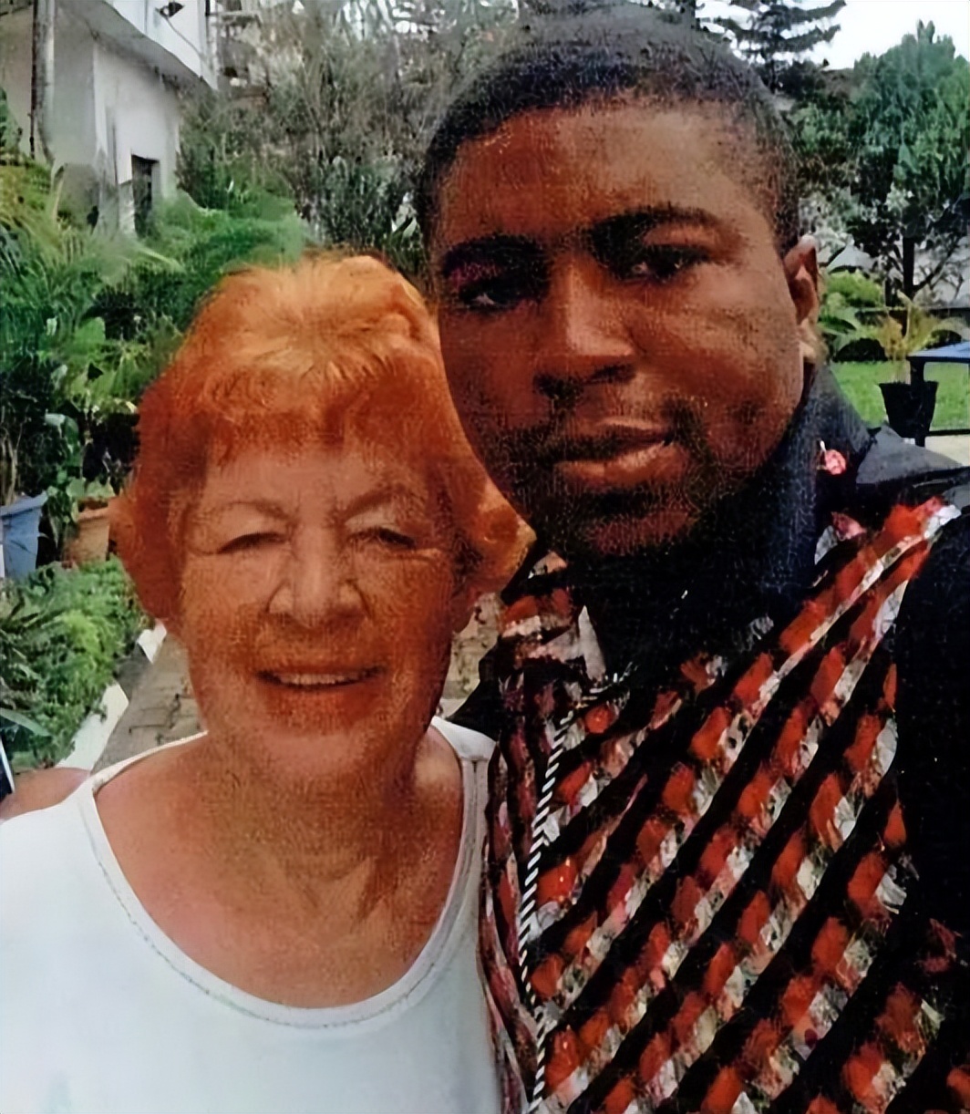 为了真爱，没见一面就私定终身，72岁英国老妇飞到非洲嫁27岁小伙