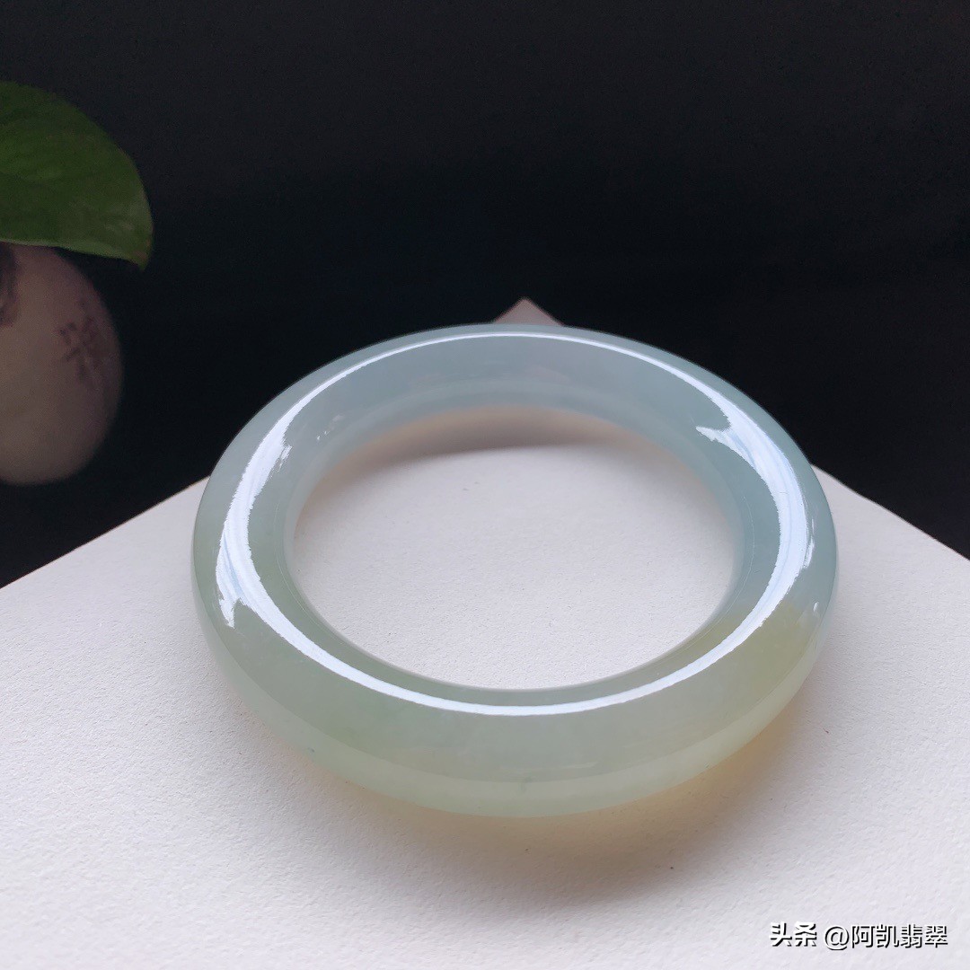 翡翠手镯怎么选才是最好的颜色,各种翡翠手镯的颜色寓意