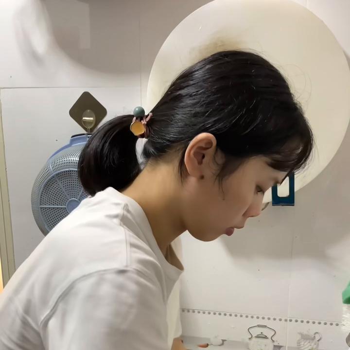 在第二次尝试给岢岢加奶粉时，没想到过敏了，本以为父母都...