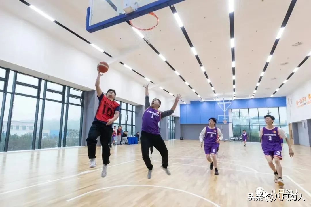 参战老兵向所有的军嫂致敬,所有的中国军人向革命老战士致敬