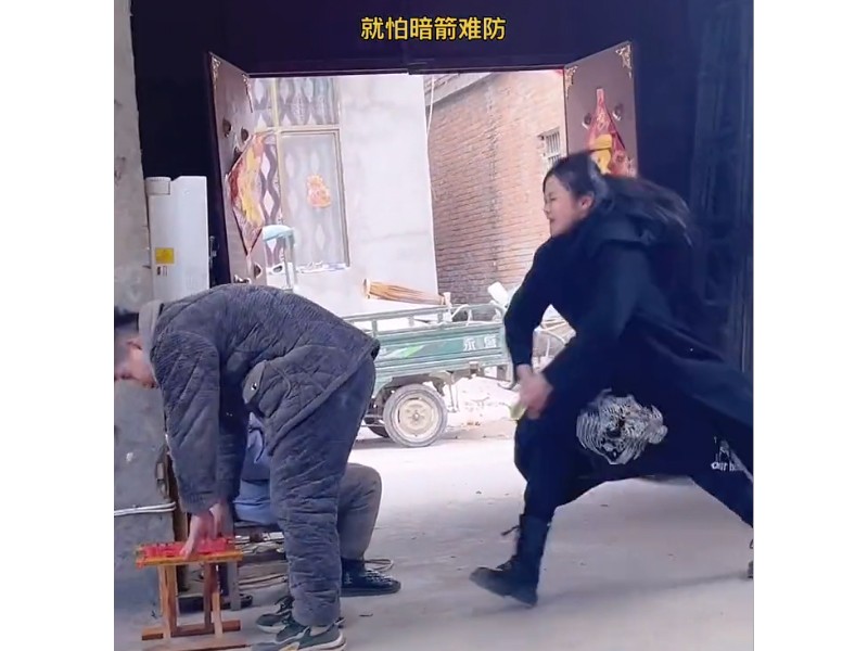 聂小妹：“疯癫”美女吸粉百万，明明能靠才艺，却偏偏要搞笑？