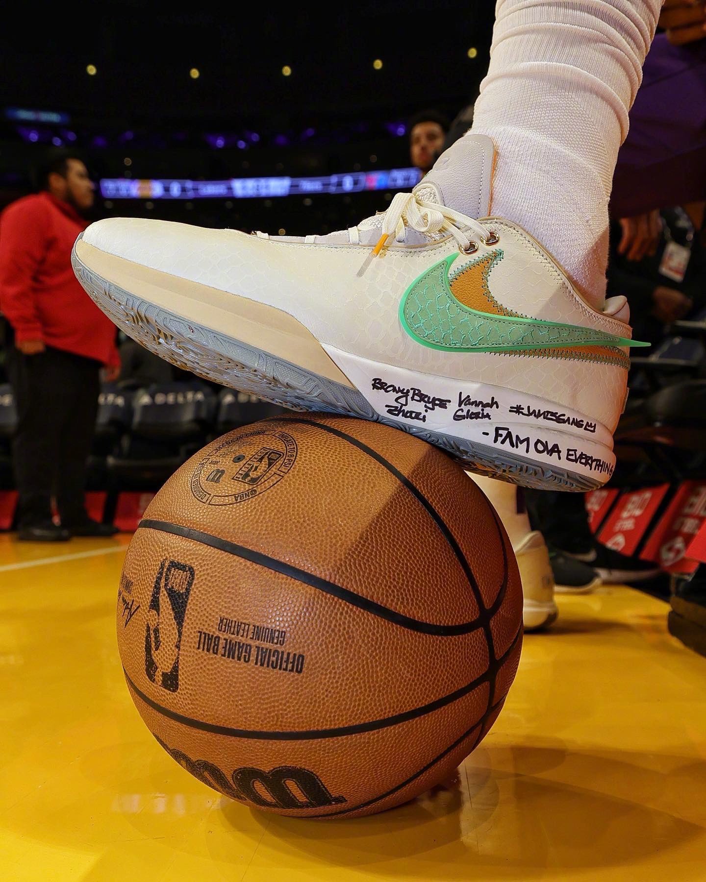 NBA球员上脚：欧文穿天价Kyrie4，中国球鞋太帅了