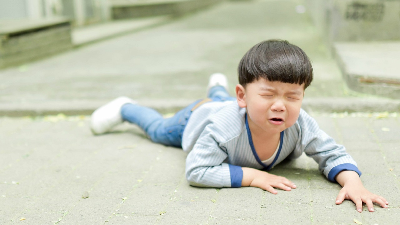 婴儿摔了头怎么判断严重不严重,宝宝摔了脸之后怎么判断有没有事