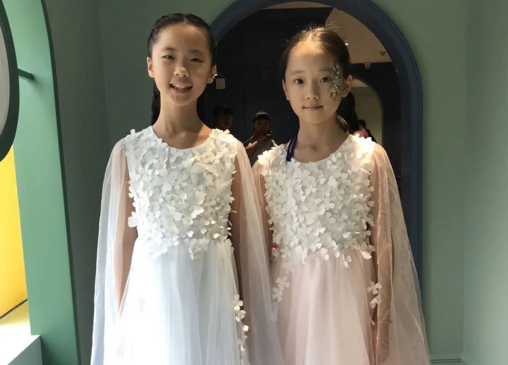 双胞胎姐妹在一个学校上学,双胞胎姐妹在同一所学校