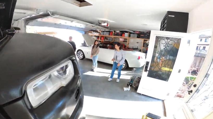 女儿不爱坐劳斯莱斯！华人男子花4年把它改成电动车