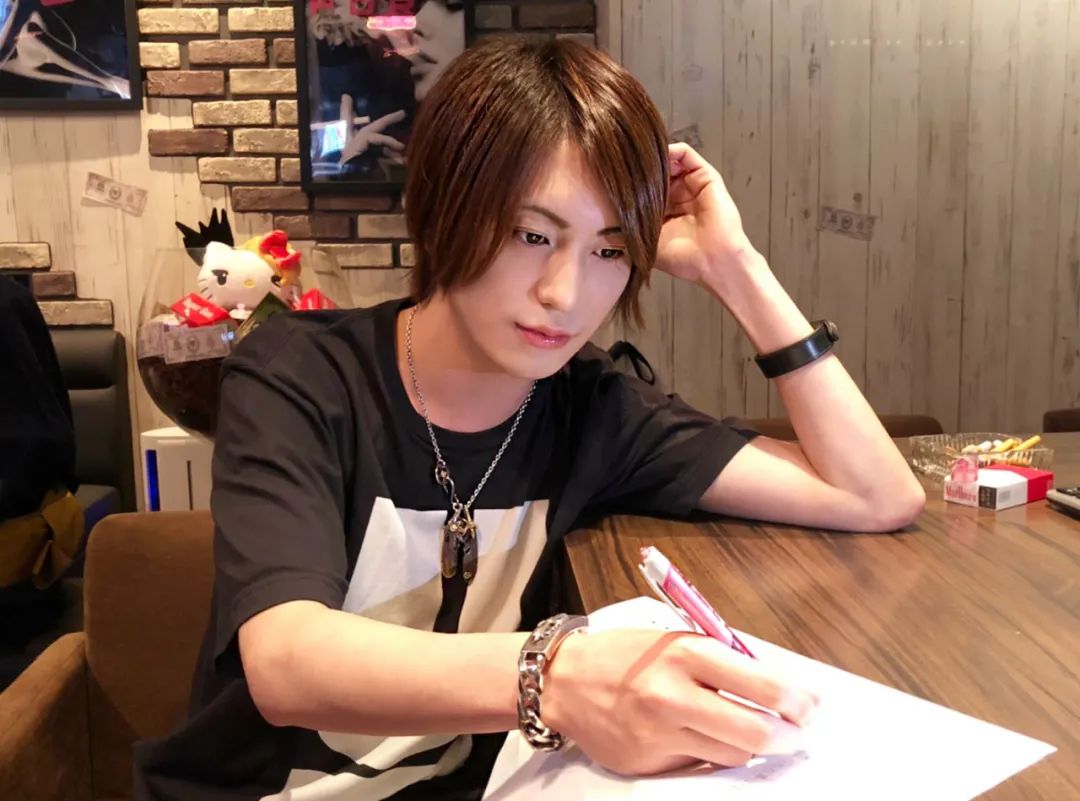 日本小哥同时被15个富婆*养包**，在镜头前唉声叹气：月入百万，很累