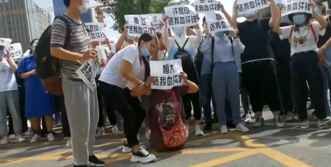 除了搞笑就是一地鸡毛,除了一地鸡毛还剩什么