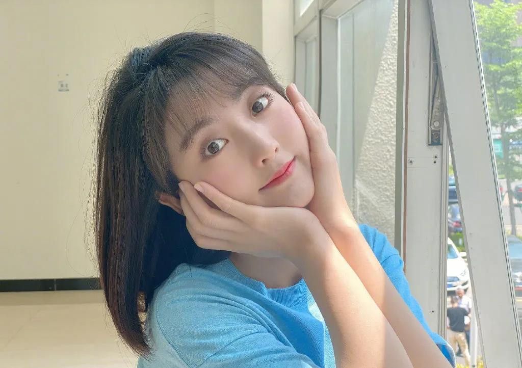 邢菲一袭白裙清新甜美,邢菲可爱少女照片