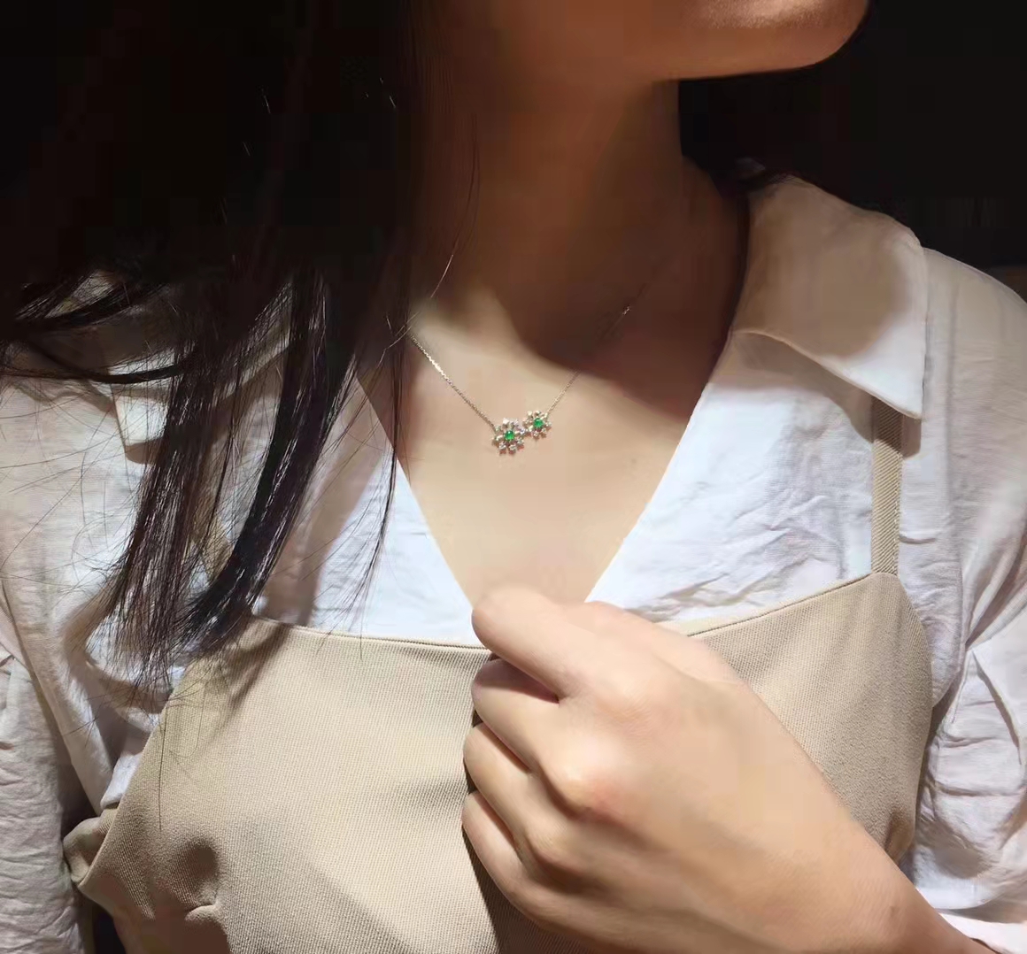 带有冰雪元素的珠宝，纯洁而浪漫，一眼领略的就是冬天的白雪皑皑