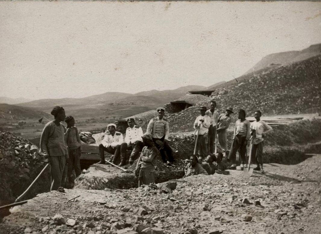 侵华日军*行暴**照片，女子为活命，脱下衣服让日本人拍摄*辱侮**