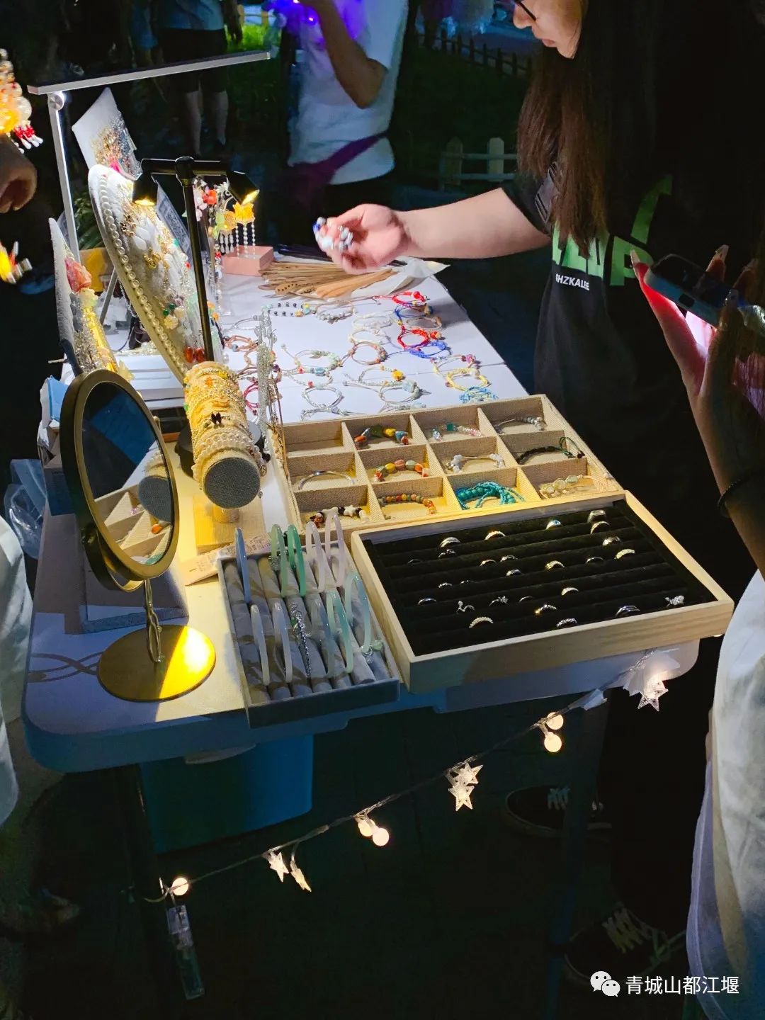 初秋城市漫游指南！都江堰8大爆款夜游地全在这里，吹河风尝美食get暴走两万步的畅快~