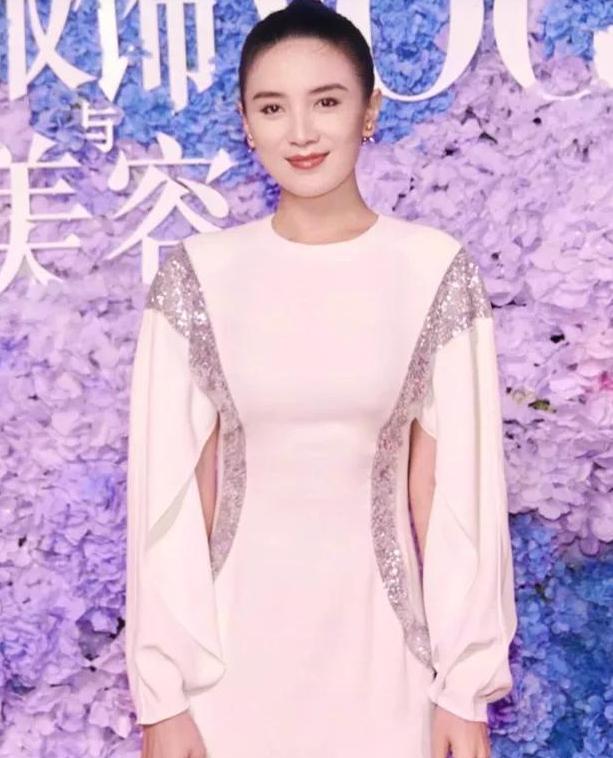 因为肩塌而红毯翻车的女明星,各个女星的红毯穿衣事故