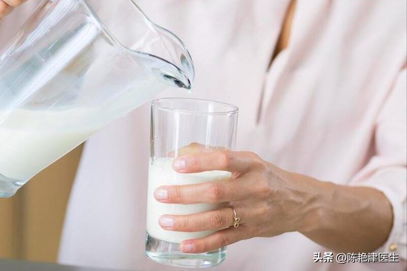 晚上喝牛奶和早上喝牛奶哪个更好,长期夜间喝牛奶会不会有什么危害