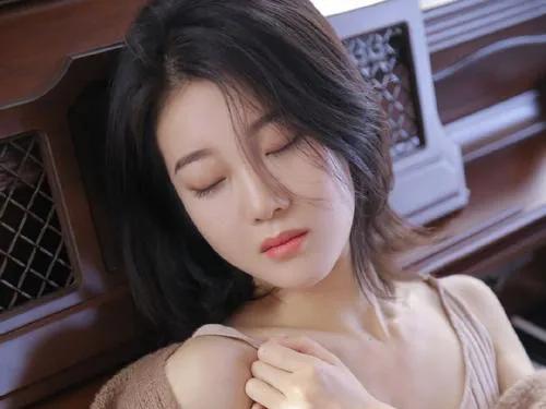 单纯恋爱脑大小姐。结局抑郁寡欢