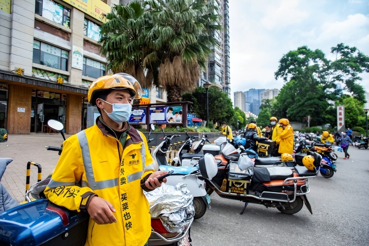 斜杠青年的骑手生活：边开水果店边做骑手昆明小伙收获“满满的幸福”