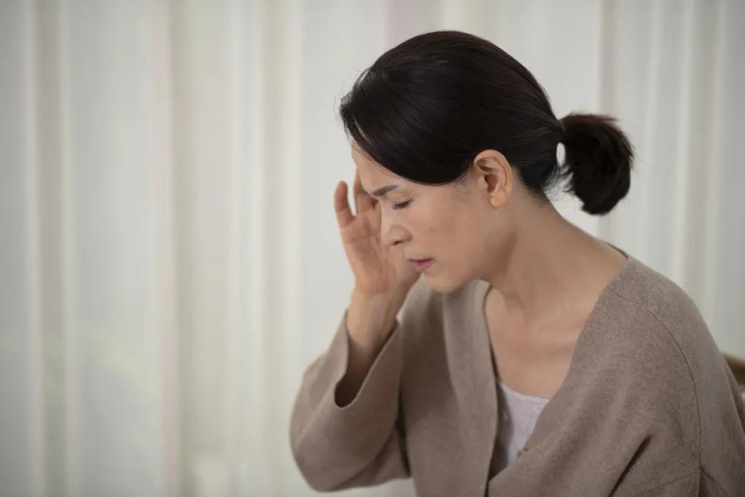 脑袋嗡嗡响什么原因解释一下,脑袋嗡鸣是什么原因引起的