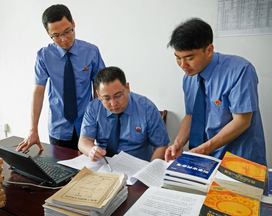 私自粘贴广告触犯什么法律,私自印发小广告犯法吗