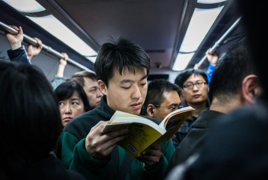 年轻人的读书欲望，正在拼多多上“疯狂开挂”