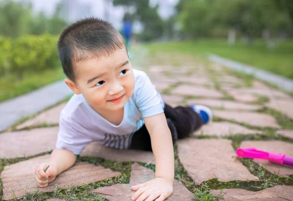 婴儿不小心摔倒了要怎么处理,宝宝不小心摔跤了大人怎么做正确