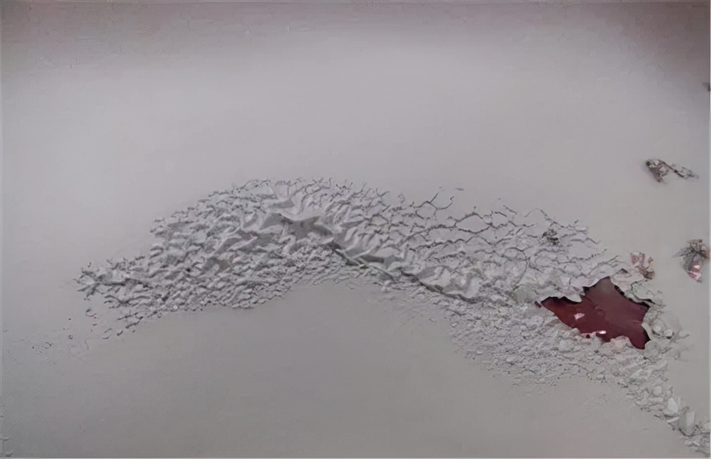 环氧地坪表面刀痕怎么处理,环氧地坪上出现麻点