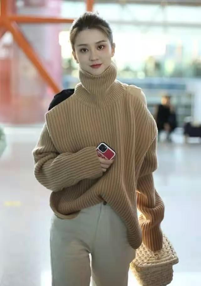 乔欣惊艳穿衣搭配,乔欣穿明艳鹅黄高开叉长裙