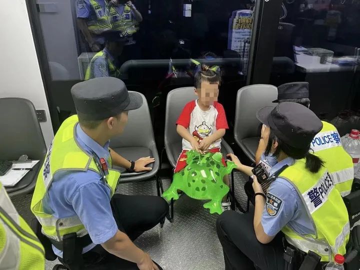 钱江晚报整版刊发!00后新警夜巡杭州网红“啦喜街”,人间烟火中的成长历程