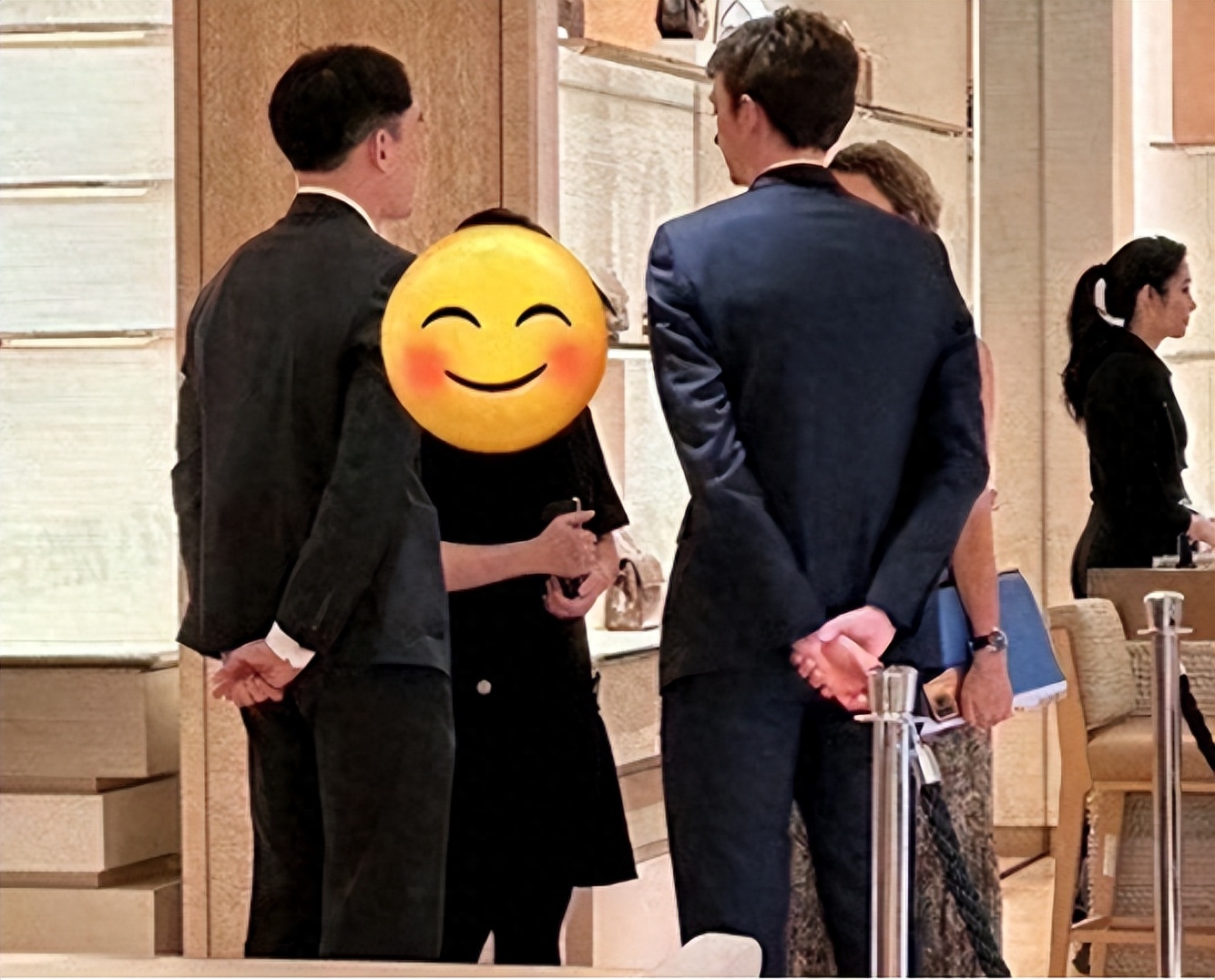 Lisa夜总会演脱衣舞，和世界首富之子恋爱，为嫁豪门放飞自我